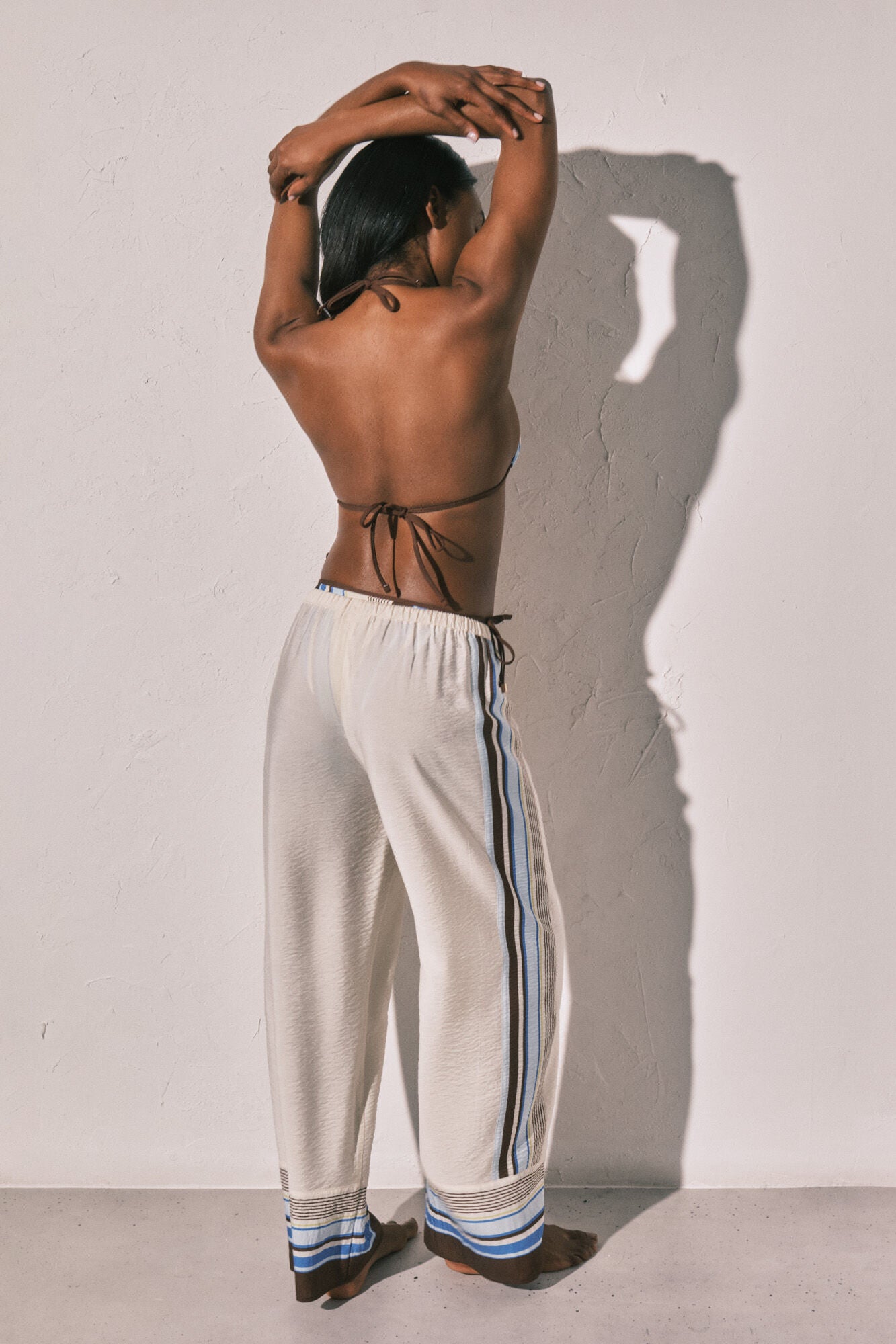 Flowing trousers with brown stripes