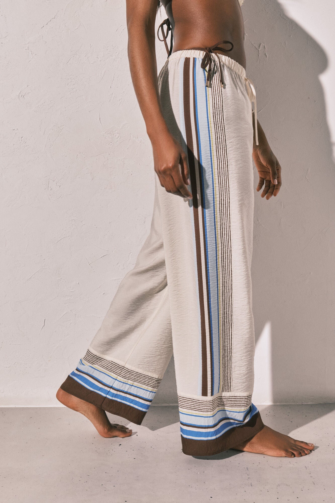 Flowing trousers with brown stripes