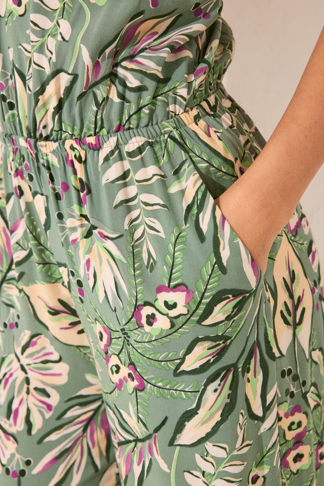 Long halterneck neckline with tropical print