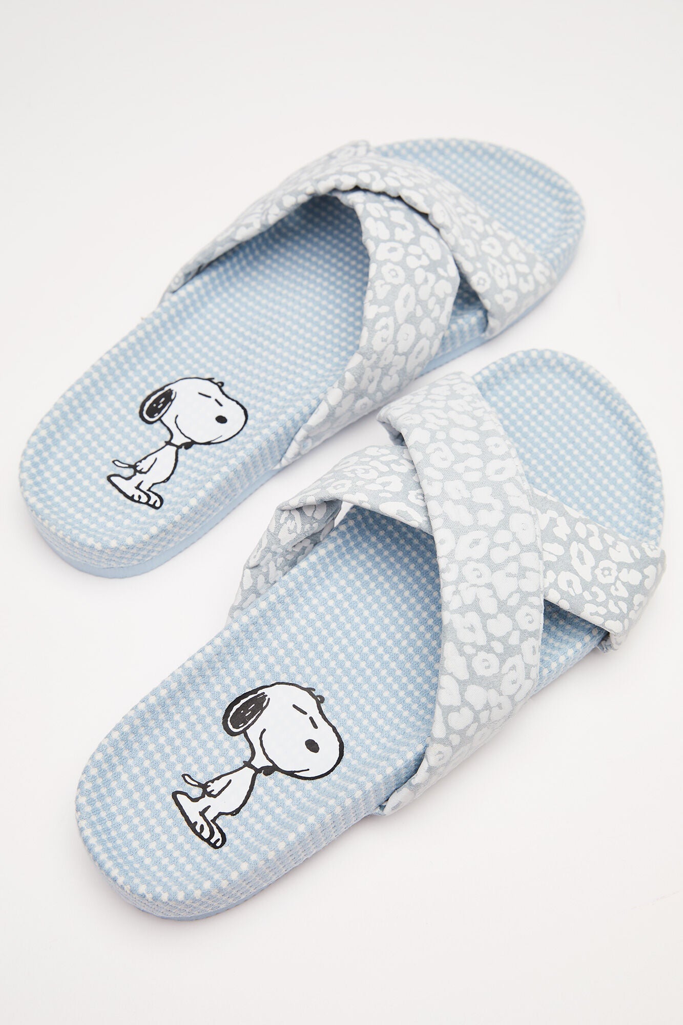 Open shoes with Snoopy print