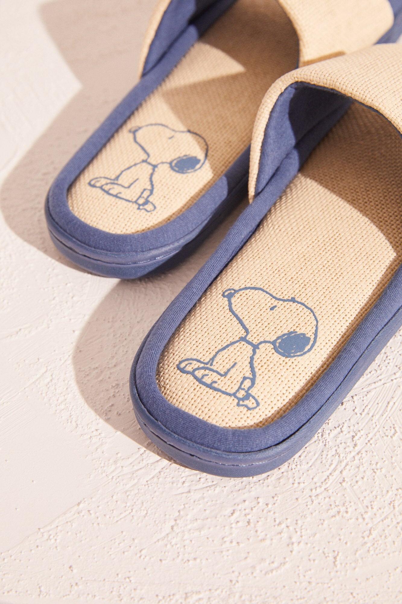 Open shoes with snoppy print