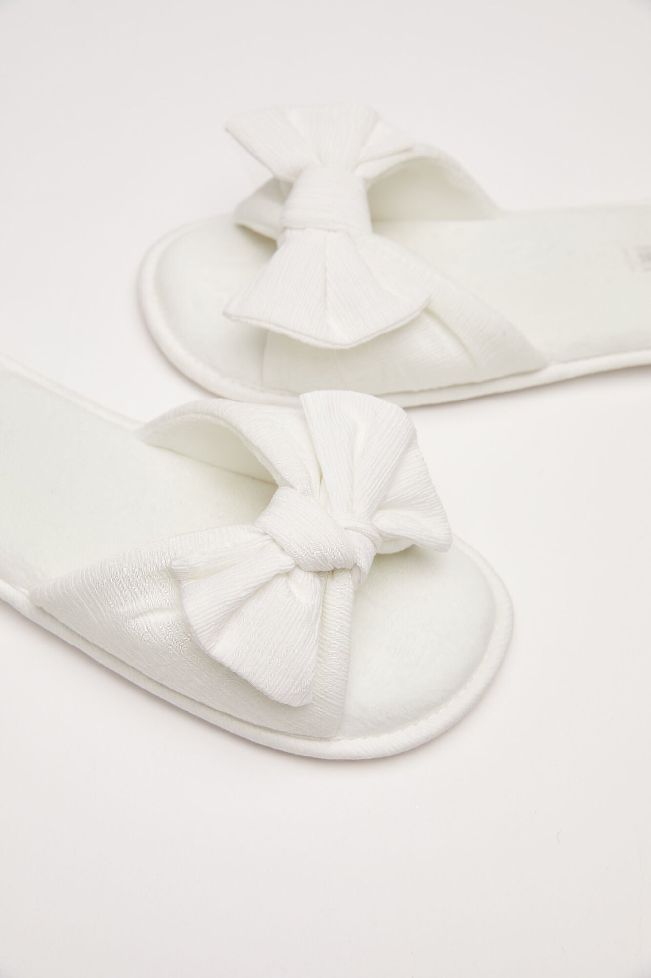 White bow open toed slippers
